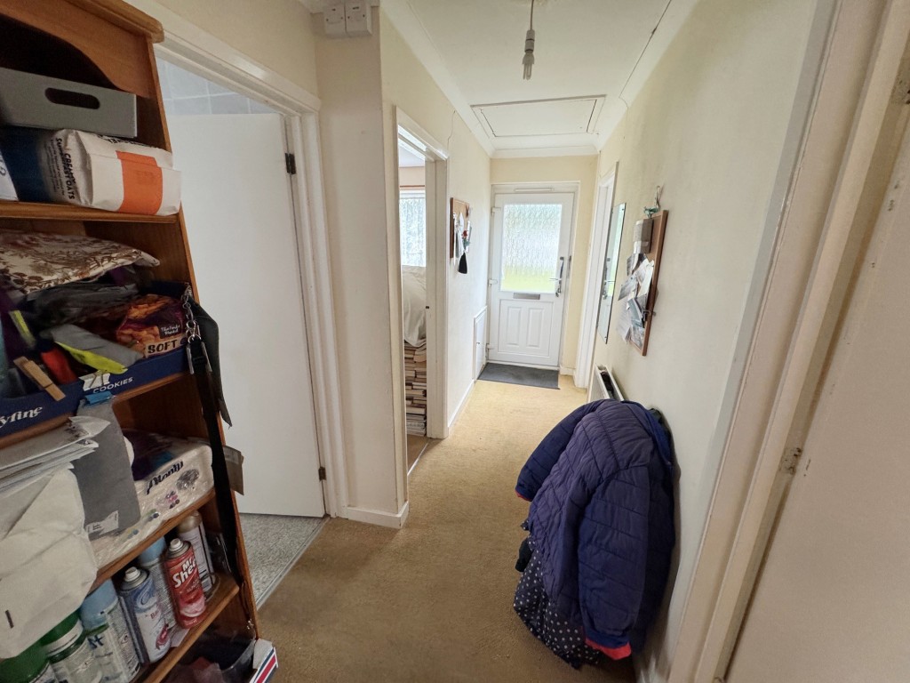 Lot: 152 - THREE-BEDROOM BUNGALOW FOR REFURBISHMENT AND REPAIR - Entrance hall